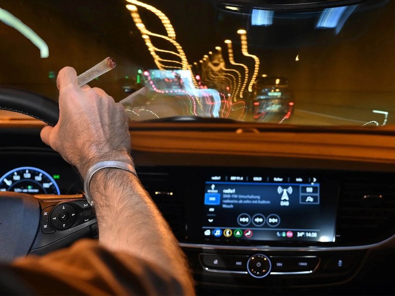 kiffen-am-steuer-joint-auto-nachtfahrt.jpg Bild kiffen-am-steuer-joint-auto-nachtfahrt.jpg